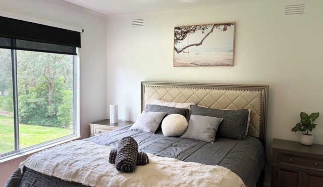 Spacious 4 Bedroom Hilltop Home with Treetop Views near Yarra Valley in North Warrandyte