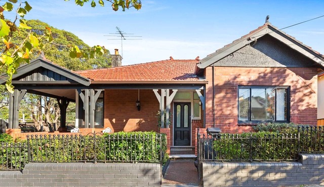 Spacious 4-Bed Character House in Vibrant Stanmore in Stanmore