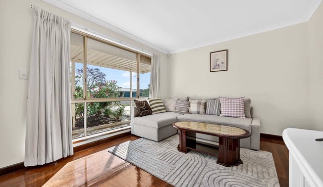 Spacious 4-Bed House with Private Garage in Dudley Park