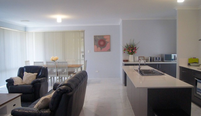 Spacious 4 Bedroom Baldivis Home - Can Sleep Up to 8 Guests! in Baldivis