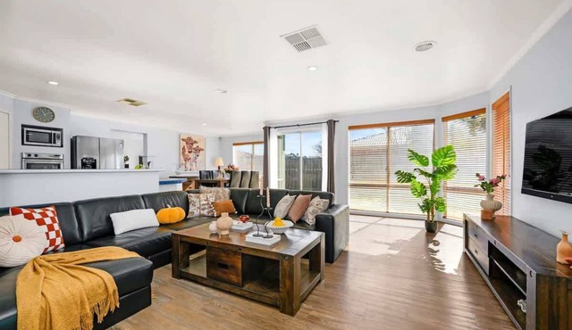 Spacious 4BR 2bath Family Home near Casey Central in Narre Warren South