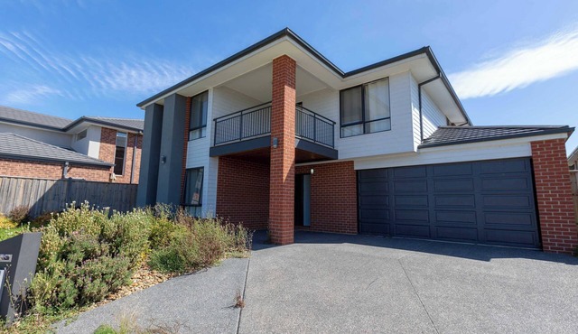 Spacious 5BR Waterfront Home|Workspace|Golf|City Views in Point Cook