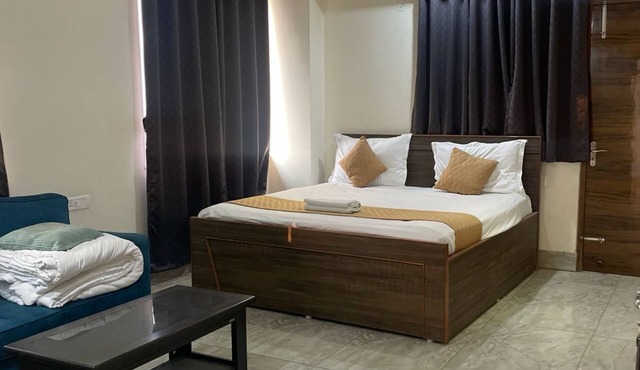 Spacious 9-bedroom hotel in charming Patna with AC comfort