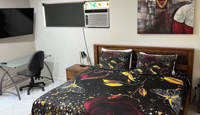 Spacious air-conditioned unit with king size bed, close to town & hospital in Manunda