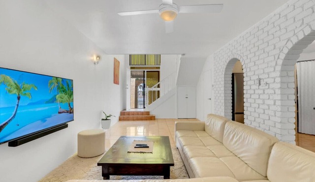 Spacious and Central - 3 bedroom, 2 bathroom Townhouse with Swimming Pool and Carpark in Cairns North