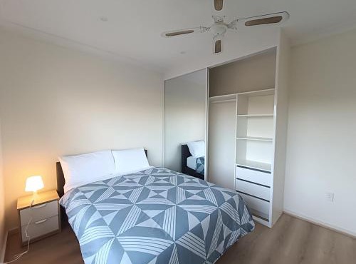 Spacious and Comfortable Queen Room - NM1 in Merrylands