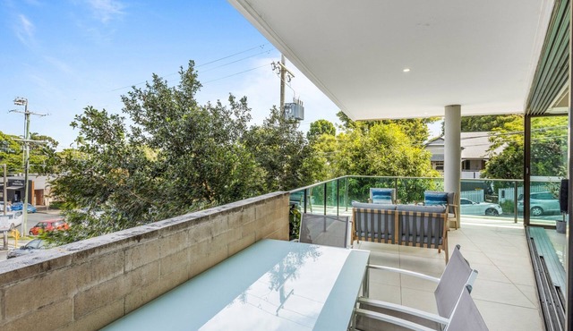 Spacious and Superb 3-Bed Apartment in Bulimba