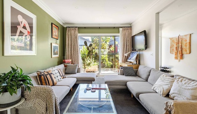 Spacious Bayside Elwood Home. Walk to the beach, the botanical gardens, cafes. in Elwood
