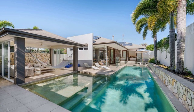 Spacious Coastal Escape - Steps to Beach in Moffat Beach