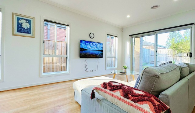 Spacious Comfy New: 7 beds 4 Rooms Easy Shopping in Truganina