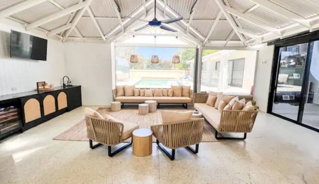 Spacious Duncraig Dream Home, pool, outdoor entertaining! in Duncraig