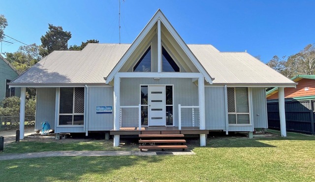 Spacious Flinders Home With Beautiful Bush Outlook in Amity Point