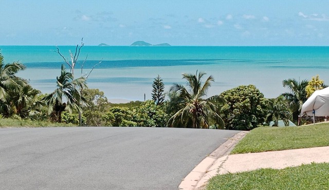 Spacious granny flat on the ground floor, close to shops, restaurants, beaches in Cannonvale