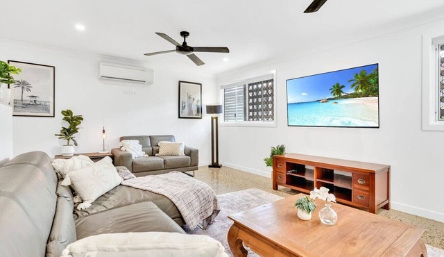Spacious Ground-Floor Escape: Your Private 3-Bedroom Getaway Near Nature & Local Attractions in Aeroglen