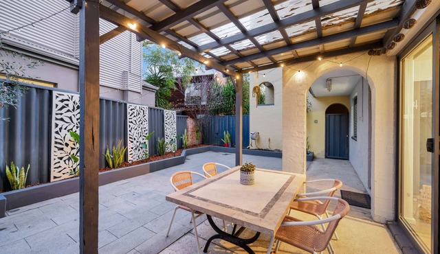 Spacious Maylands apartment, private courtyard and modern comforts in Maylands