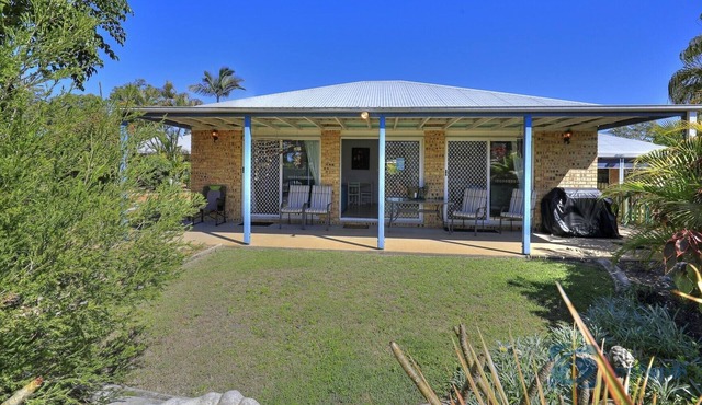 Spacious Open Plan Villa with Complex Pool in Woodgate