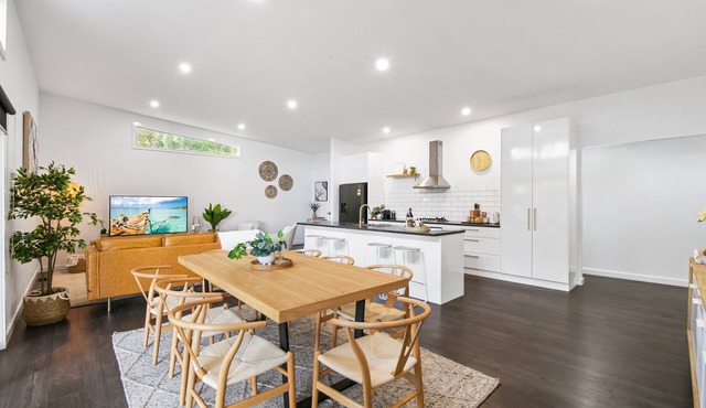 Spacious + Peaceful 3BR house w/deck, 1km to town in Daylesford