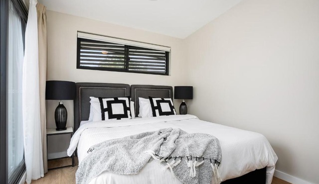 Spacious Penthouse Huge Balconies Views to Harbour & Beach Sleeps 6 in Sydney