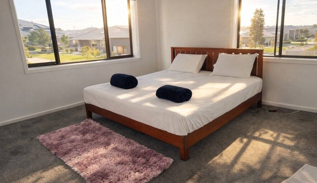 Spacious Private 4BR Upper Floor Sleeps 8 Spa Free Parking.Free Wifi.Netflix in Werribee