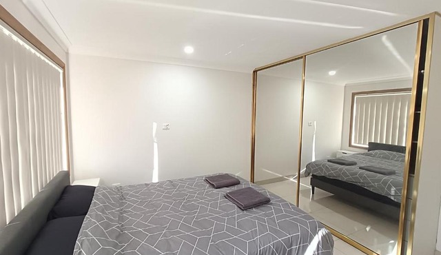 Spacious Queen Room in Large, Two Story Home - GB in Holroyd