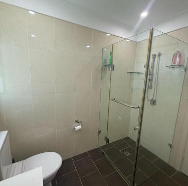 Spacious Queen Room with Private Balcony - GA4 in Chullora