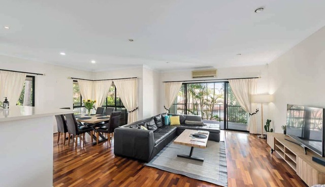 Spacious & Serene! 3Bed/2Bath/2+Cars ~ House in Mount Ommaney