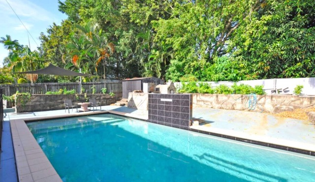 Spacious Springwood 5-Bedroom House with Cool Pool in Springwood