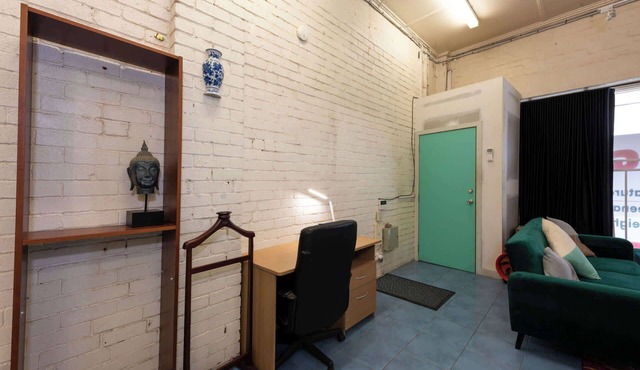 Spacious Studio in Quiet Northcote Neighbourhood in Northcote