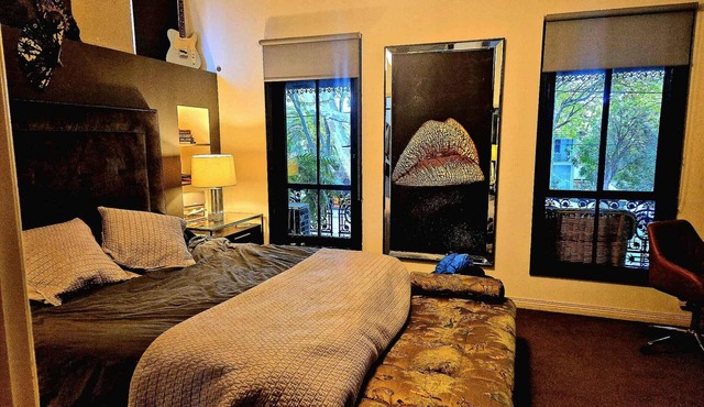 Spacious town house- St Kilda. 3 bedroom. Superb location in Saint Kilda West