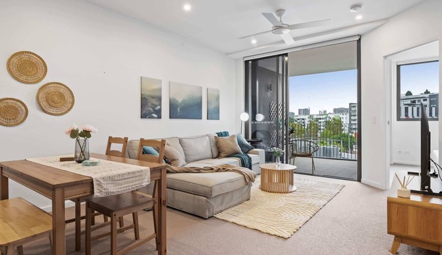 Spacious West End Apartment with Pool & BBQ Access in West End
