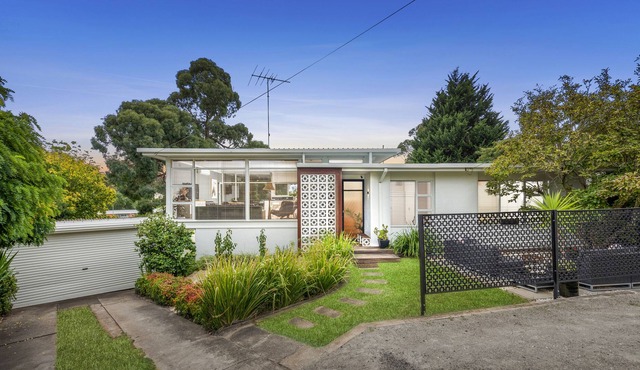 Split level home with pool/spa close to river, CBD, Surfcoast and Wineries in Belmont
