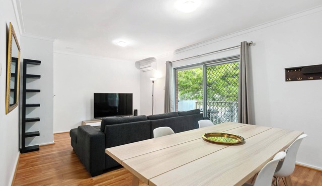 St Leo's Hideaway: 2BR Apartment Near Beach in Mosman Park in Mosman Park