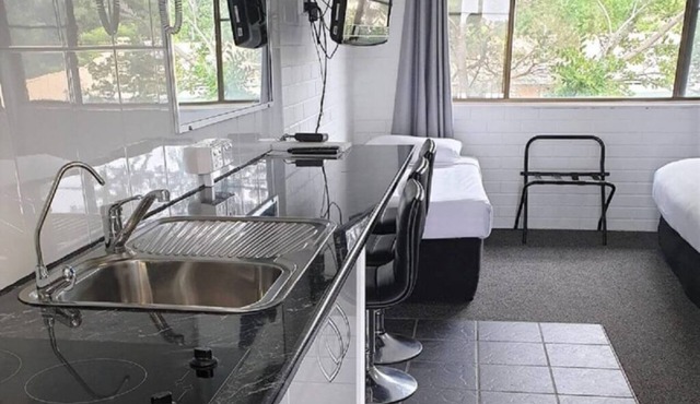 Standard Room With Queen bed With Free Continental Breakfast in Kearneys Spring