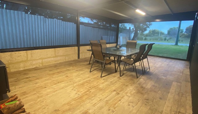 Starfish Beach Shack - New, Stylish and Spacious in Lancelin