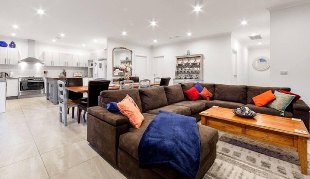 StayCentral - Luxurious Mansion (Rosanna) - 23 Lower Plenty Road Rosanna Victoria 3084 in Rosanna