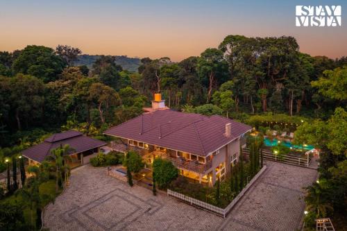 Stayvista at Coffee & Mist Luxury Retreat with Private Pool Coorg in Ponnampet