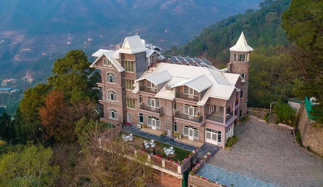 StayVista at The Mansion - Outdoor Infinity Pool & Jacuzzi in Kasauli