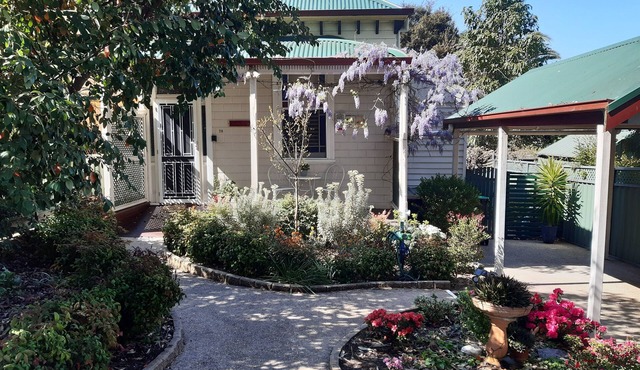 Stellar Location Two Bathrooms Breakfast Netflix Foxtel WiFi in Bendigo