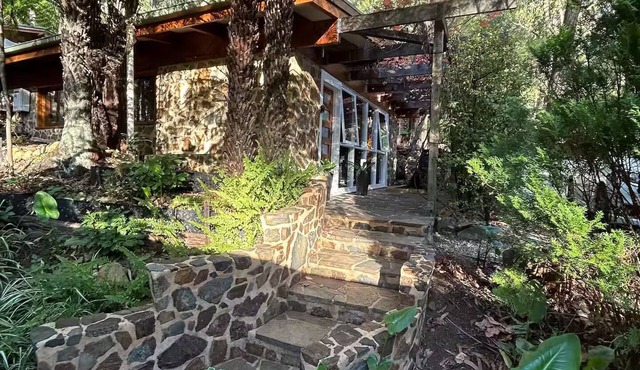 Stone Cottage in Healesville, 7min from town. Close to vineyards and restaurants in Healesville