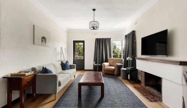 Streamline Moderne apartment w/dedicated parking in Brighton