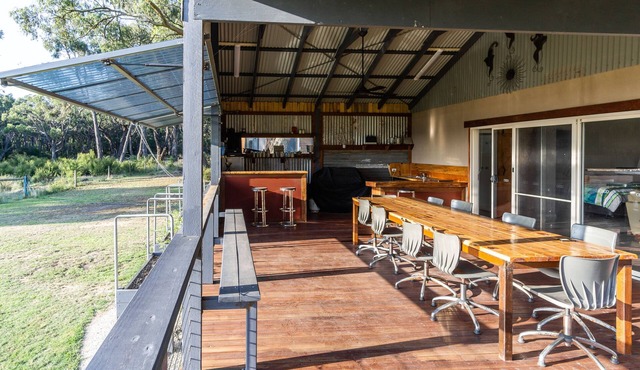 Studio 165/Hidden Gem on 50 Acres with Bay views in The Gurdies
