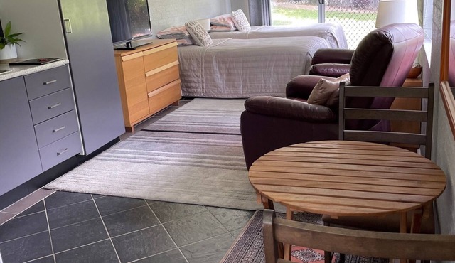 Studio at 60. Private apartment, close to beaches and cafes. Breakfast included. in Valla Beach