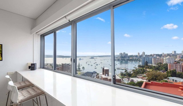Studio in Elizabeth Bay with Pool & City Views in Elizabeth Bay