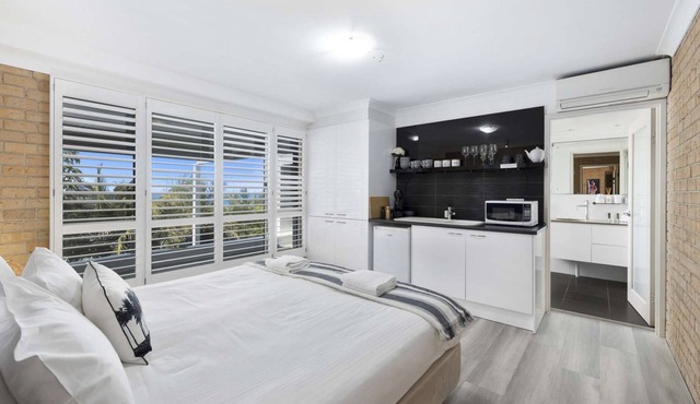 Studio @ #OMG Steps to Beach, Couples Getaway, kitchenette - free wifi in Sapphire Beach