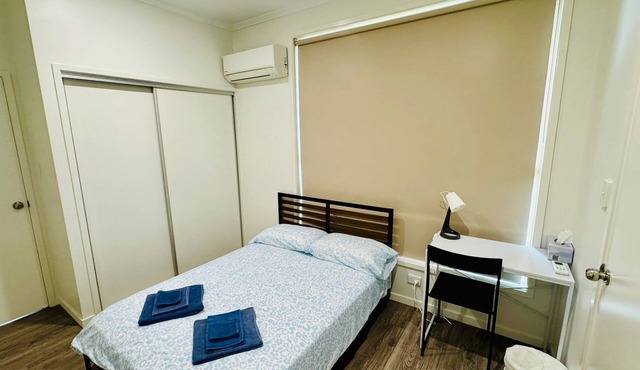 Studio Room 1, Attached Bathroom, AC, Parking in Bulimba