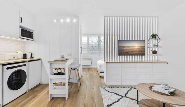 Studio3: Chic Bondi Abode with Pool & A/C in Bondi Junction