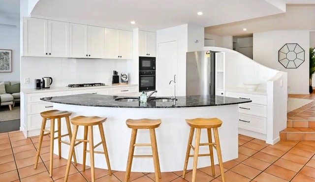 Stunning Mooloolaba Waterfront Home -10 guests ZB1 in Sunshine Coast