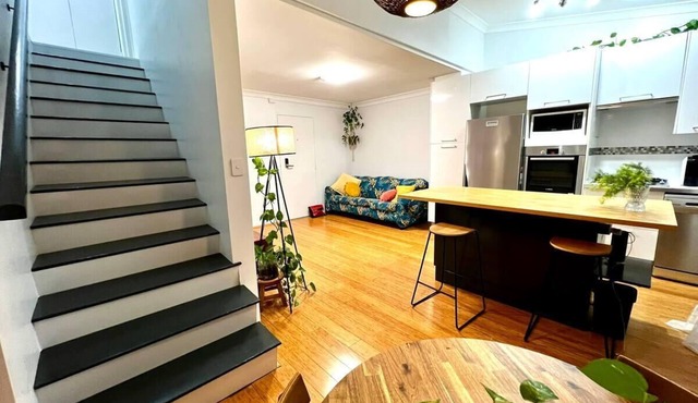 Stylish 2-Level Loft, AC, Parking, Walk CBD & Fort in Spring Hill