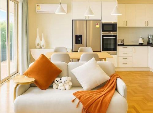 Stylish 4BR Easy CBD Access Walk to Train & Shops in Melbourne