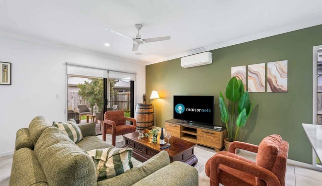 Stylish 4BR Sleeps Up To 8 Near Theme Parks in Coomera